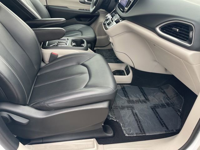 Used 2024 Chrysler Pacifica Touring-L image 32