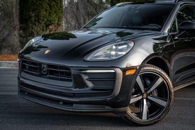 Used 2023 Porsche Macan Turbo image 2