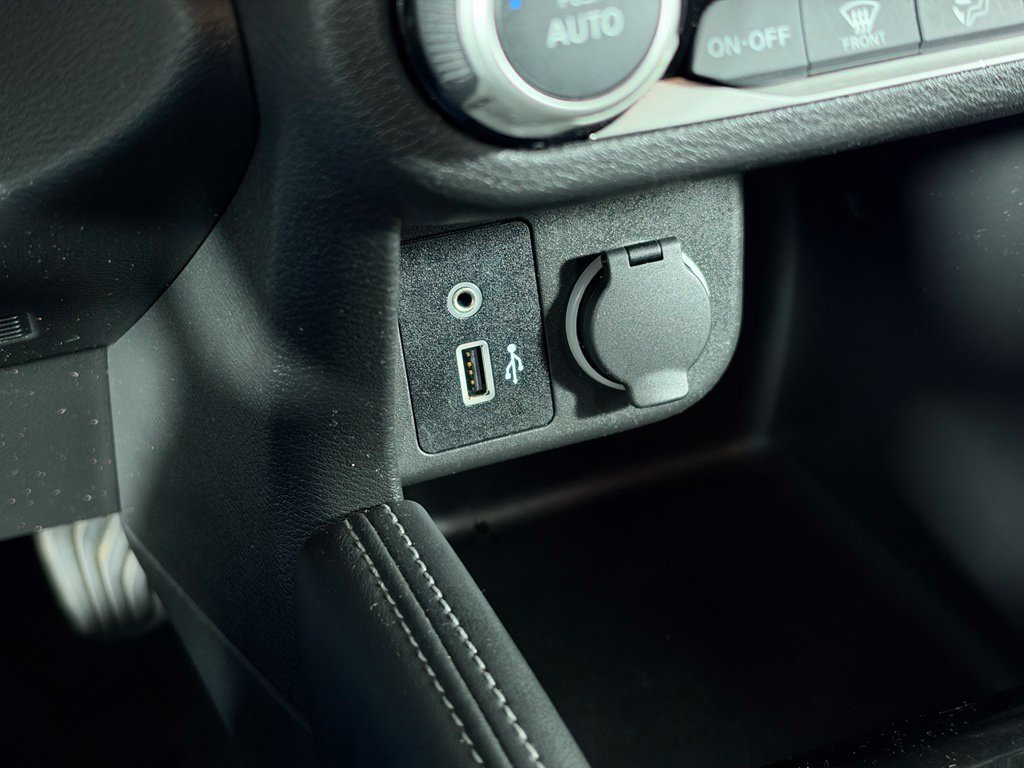 Used 2018 Nissan Kicks SR FWD image 19