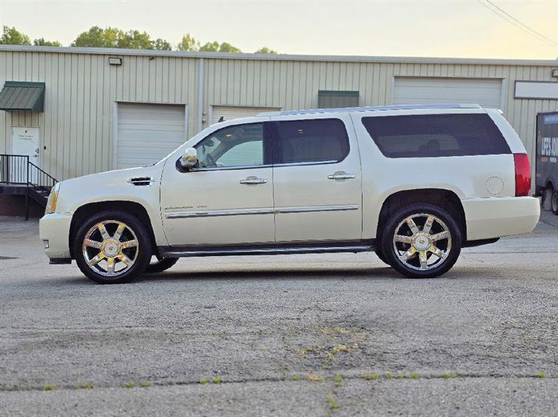 Used 2013 Cadillac Escalade ESV Luxury RWD image 4