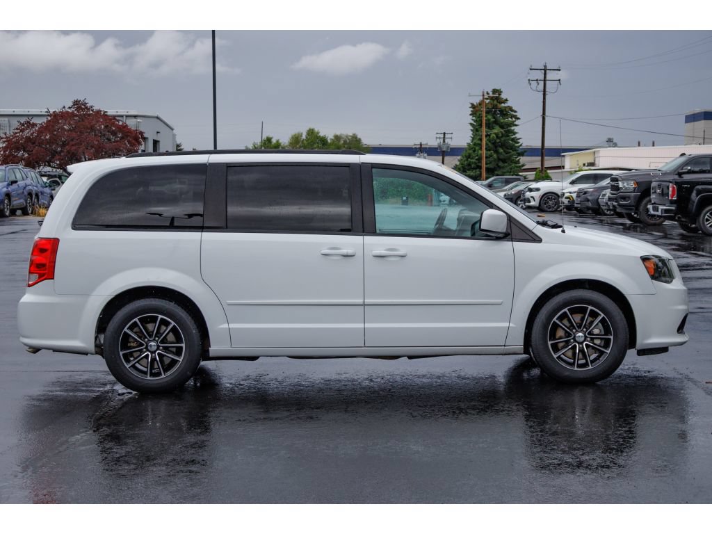 Used 2017 Dodge Grand Caravan GT FWD image 2