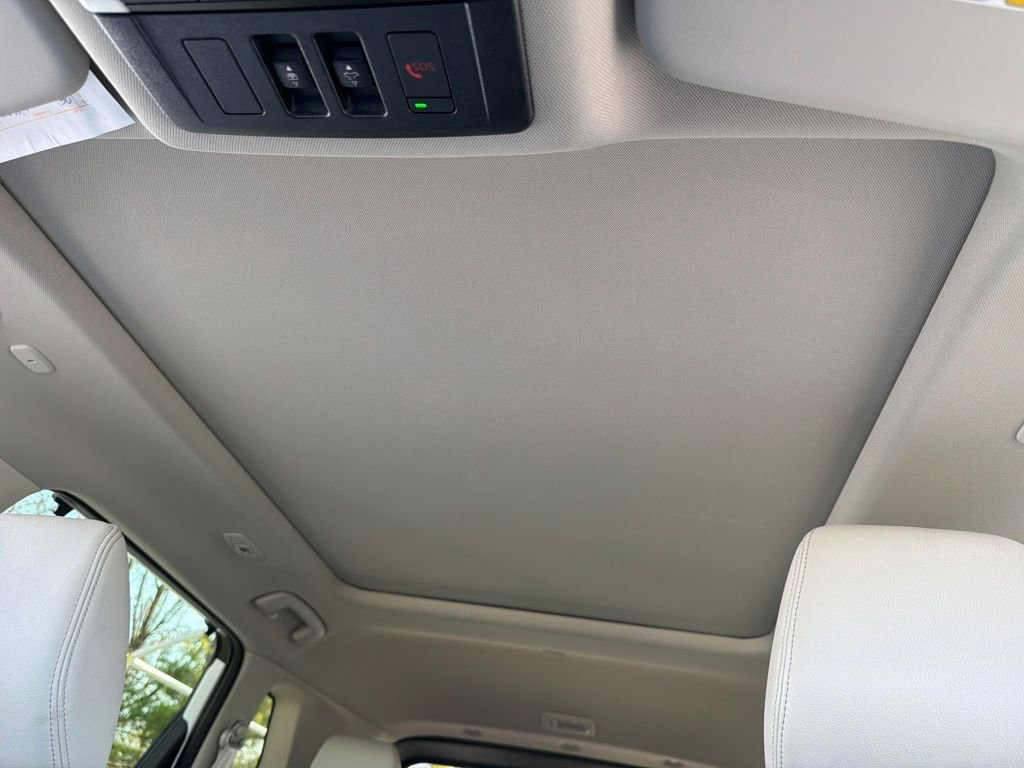 Used 2025 Nissan Rogue SL w/ SL Premium Package image 24