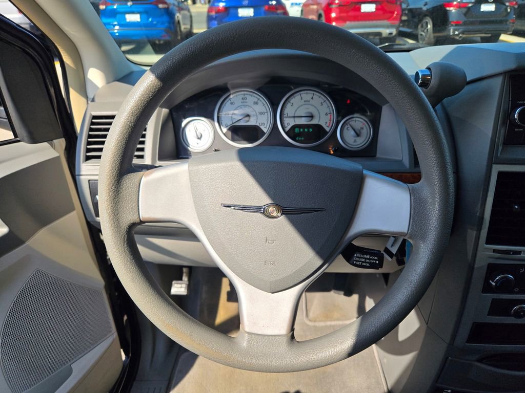 Used 2009 Chrysler Town & Country LX image 34