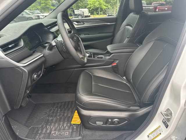 New 2026 Jeep Grand Cherokee L Limited w/ Limited Altitude Package AWD/4WD image 9