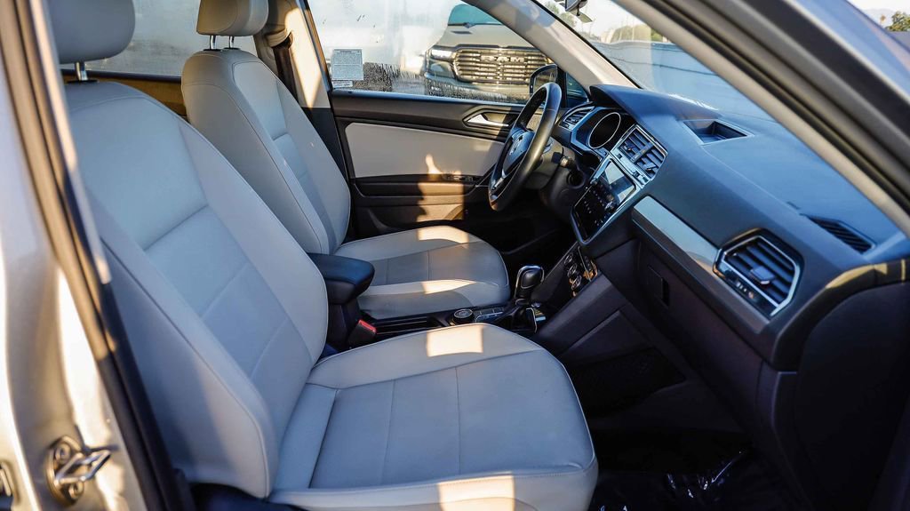 Used 2020 Volkswagen Tiguan SE w/ Panoramic Sunroof Package AWD/4WD image 21