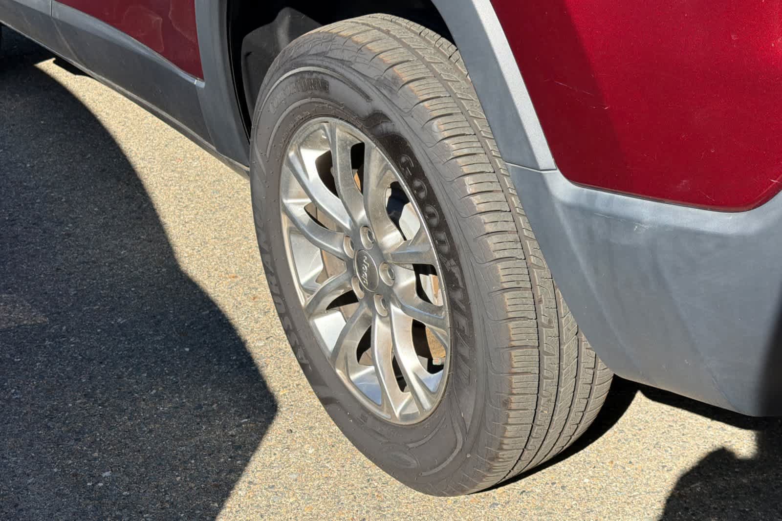 Used 2019 Jeep Cherokee Latitude Plus w/ Cold Weather Group AWD/4WD image 18