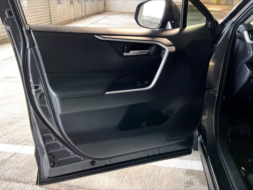 Used 2020 Toyota RAV4 XLE w/ Convenience Package image 14