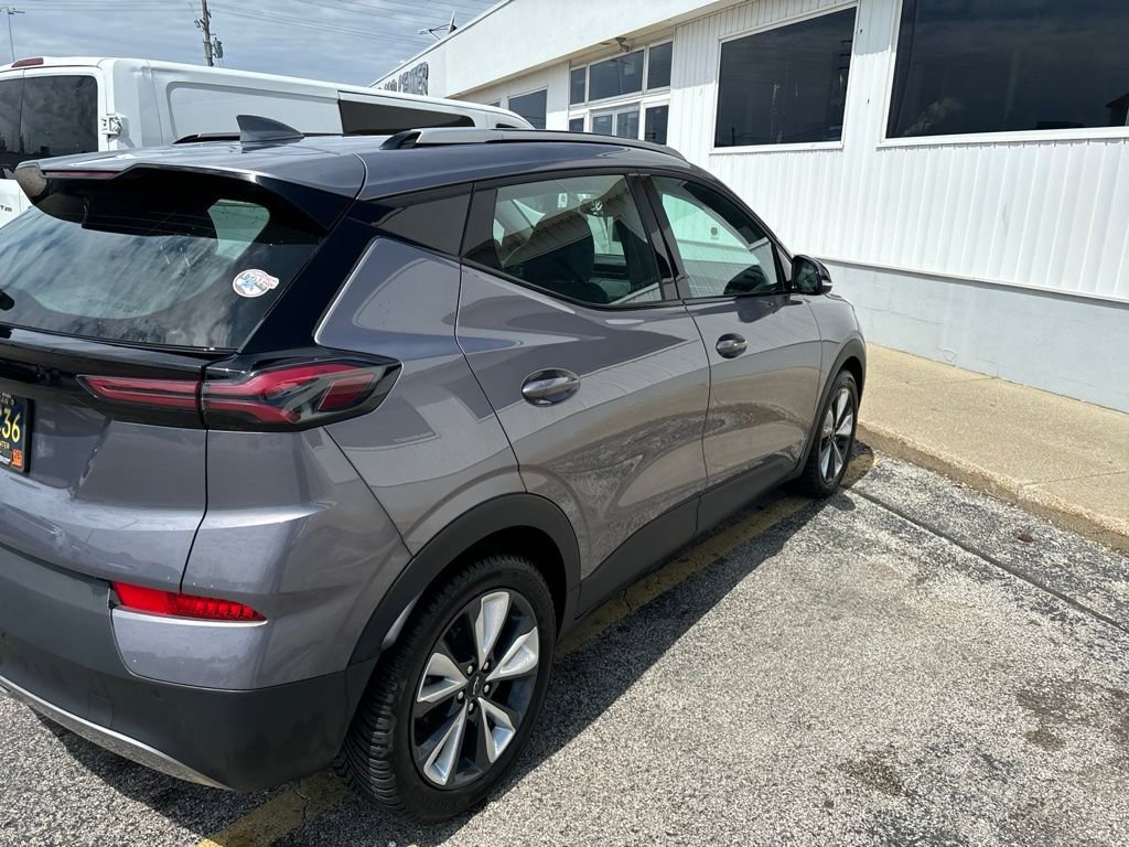 Used 2023 Chevrolet Bolt EUV LT w/ Convenience Package FWD image 3