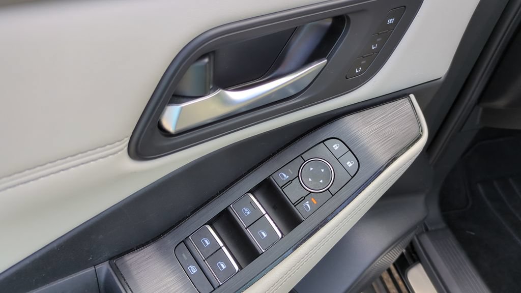 Used 2023 Nissan Rogue SL w/ SL Premium Package FWD image 14