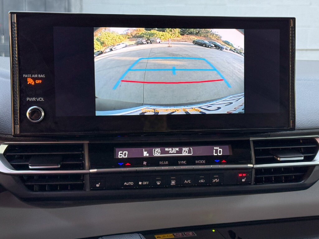Used 2025 Toyota Sienna XLE FWD image 18