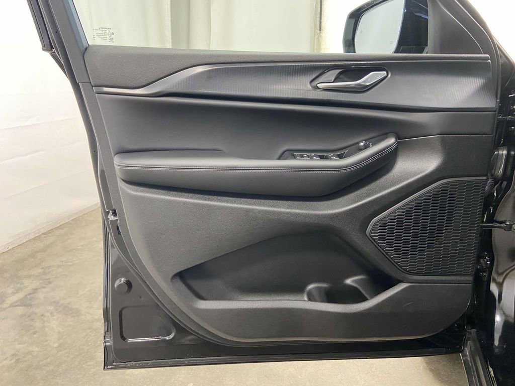 New 2025 Jeep Grand Cherokee Altitude image 13