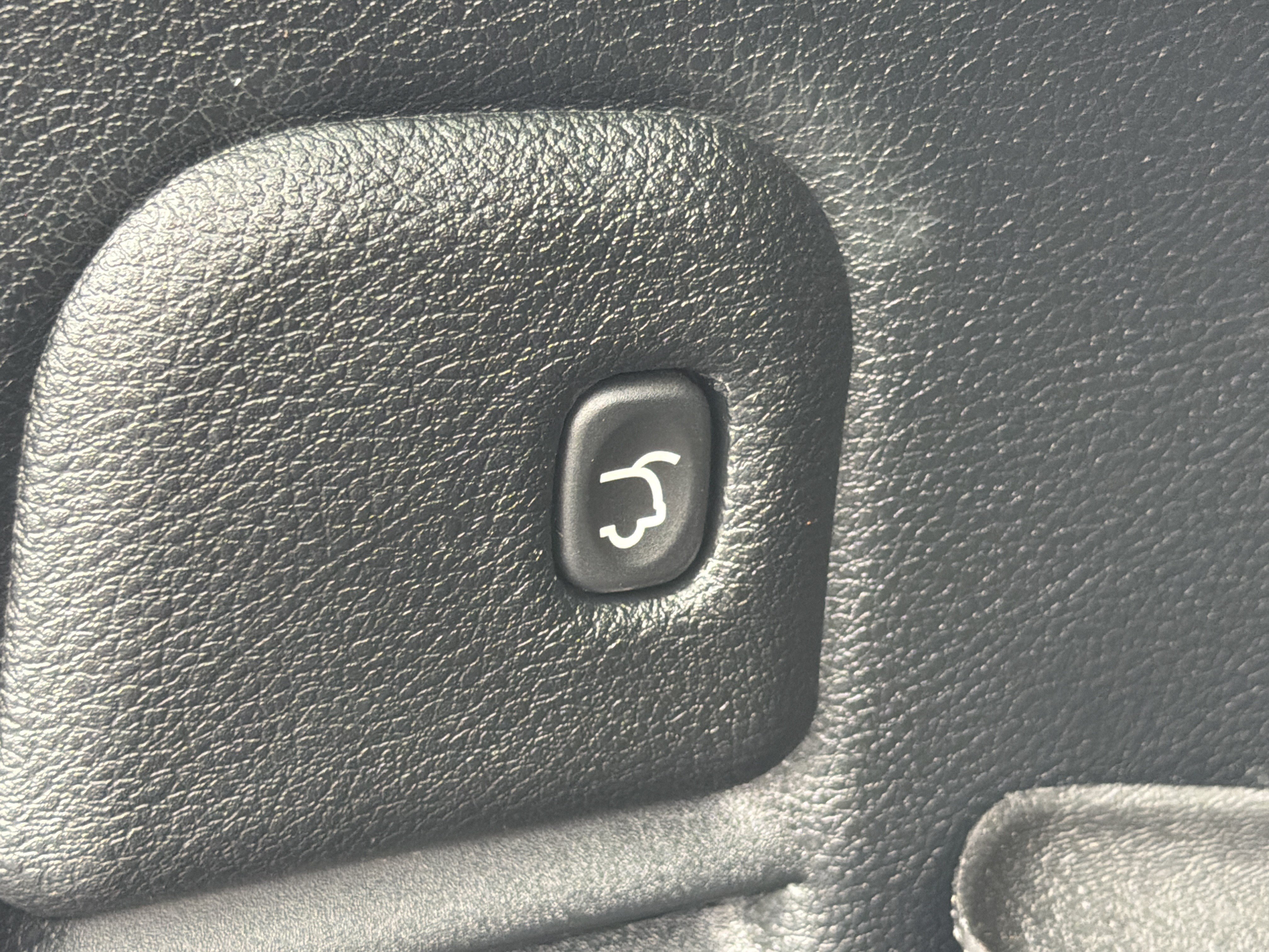 Used 2018 Jeep Grand Cherokee Altitude AWD/4WD image 17