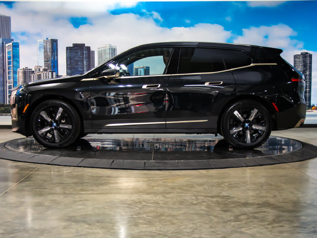 Used 2024 BMW iX xDrive50 w/ Premium Package AWD/4WD image 4