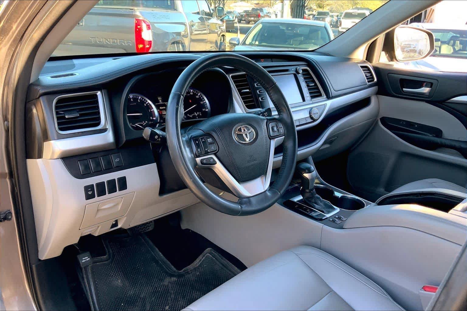 Used 2016 Toyota Highlander XLE image 18