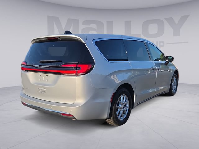 Used 2024 Chrysler Pacifica Touring-L FWD image 5