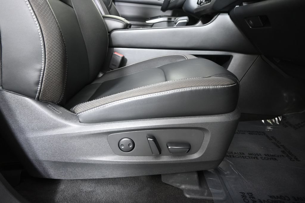Used 2023 Nissan Pathfinder SL AWD/4WD image 16