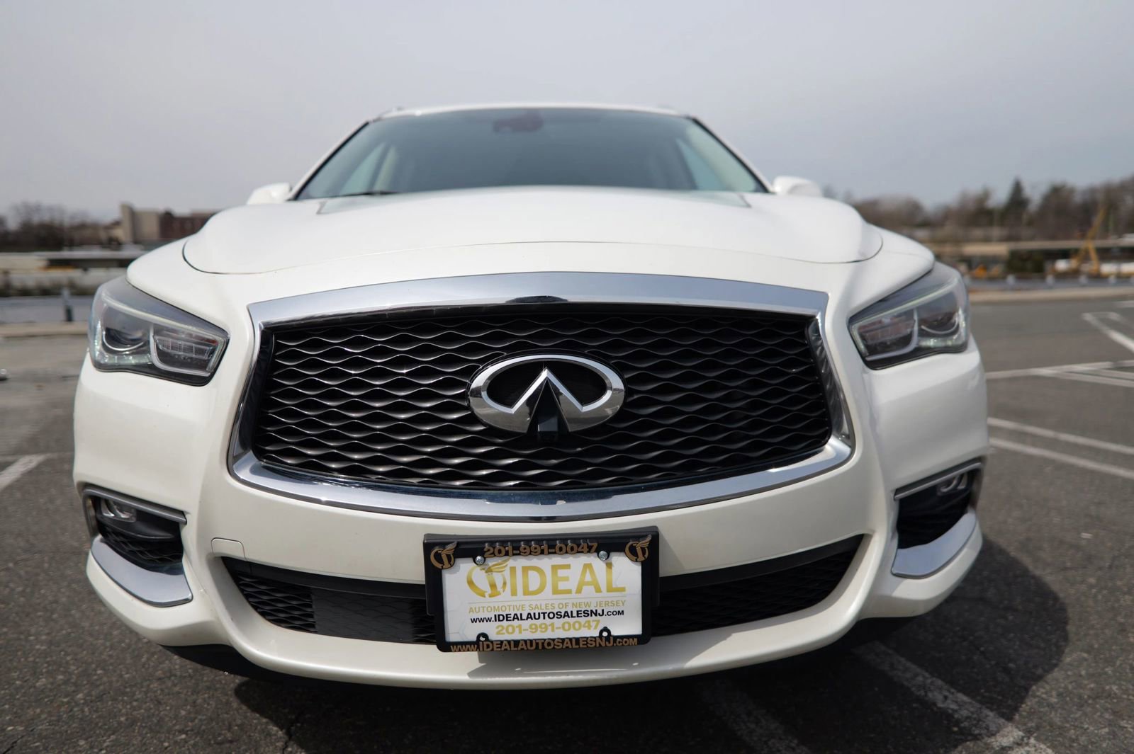 Used 2019 INFINITI QX60 Luxe w/ Essential Package image 3