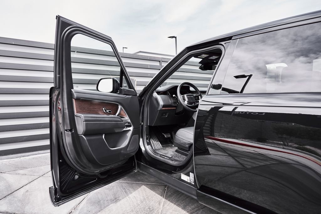 Used 2025 Land Rover Range Rover Long Wheelbase SE image 25