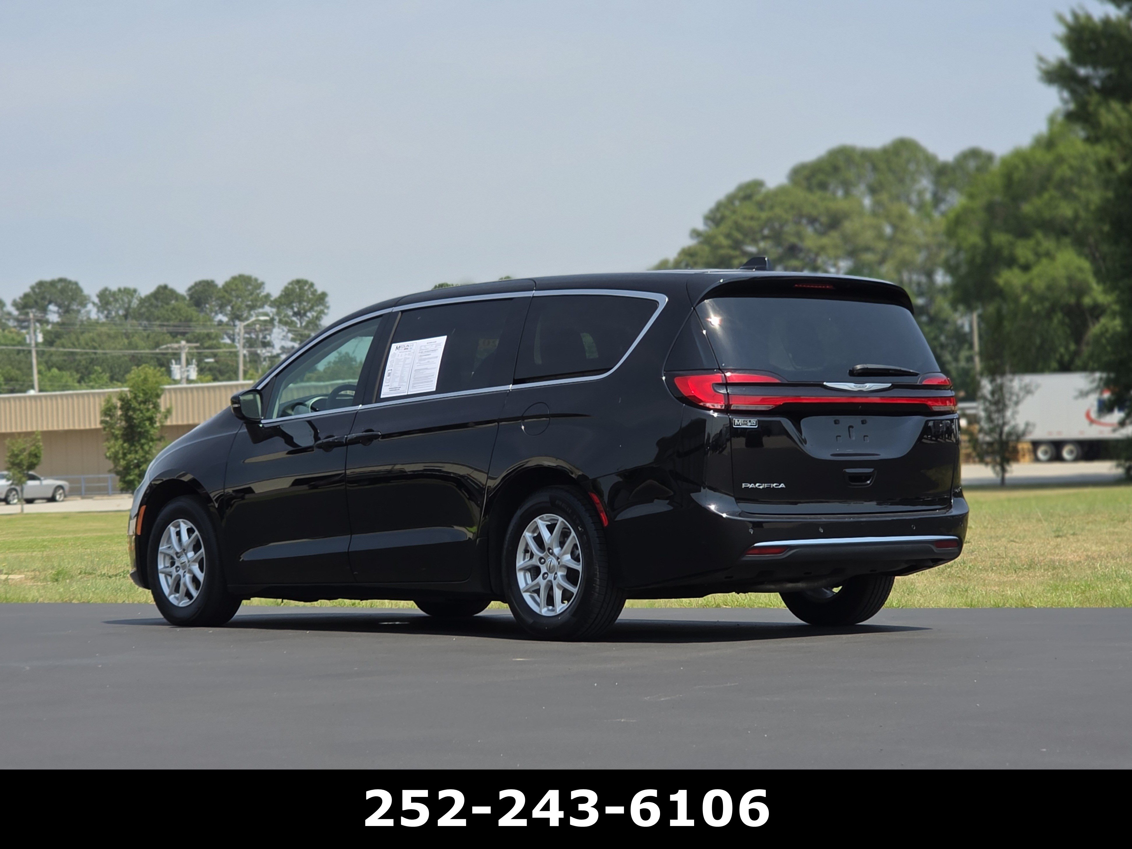 Used 2024 Chrysler Pacifica Touring-L FWD image 5