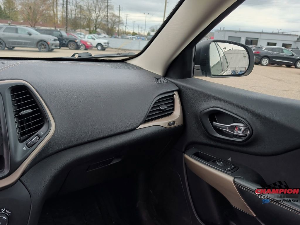 Used 2017 Jeep Cherokee Sport image 24