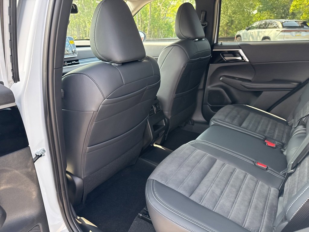New 2025 Mitsubishi Outlander SE image 26