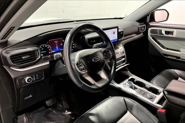 Used 2022 Ford Explorer XLT w/ XLT Sport Appearance Package AWD/4WD image 23