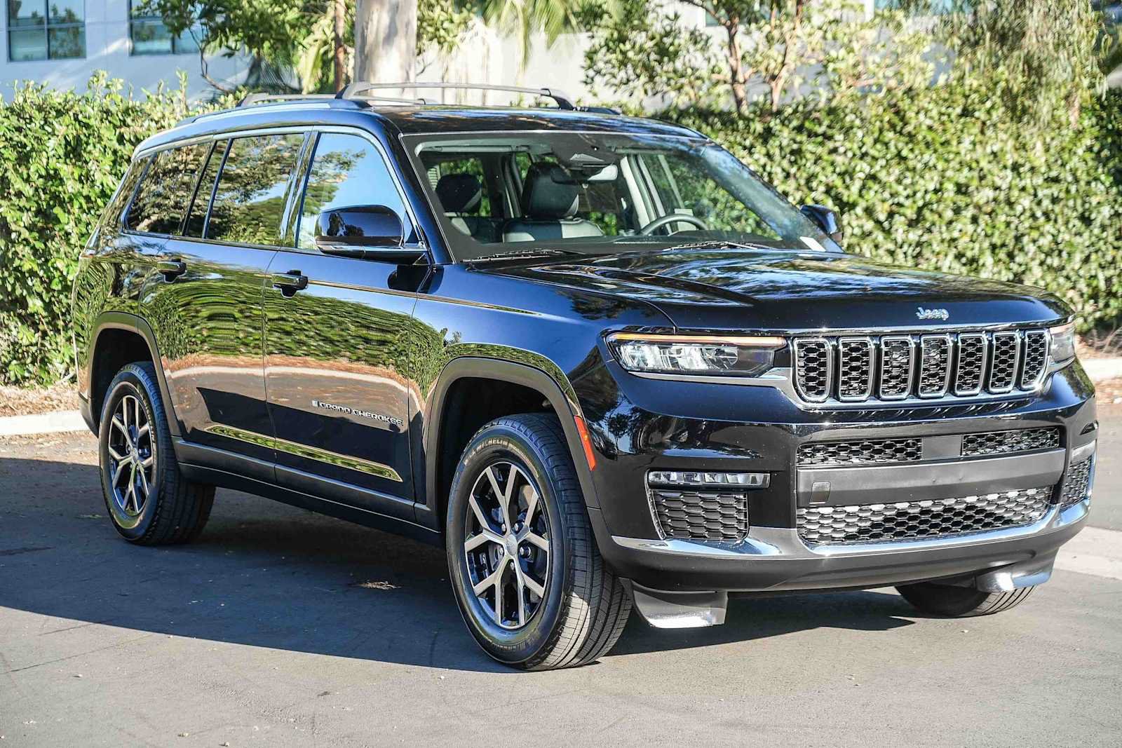 Used 2023 Jeep Grand Cherokee L Limited RWD image 5