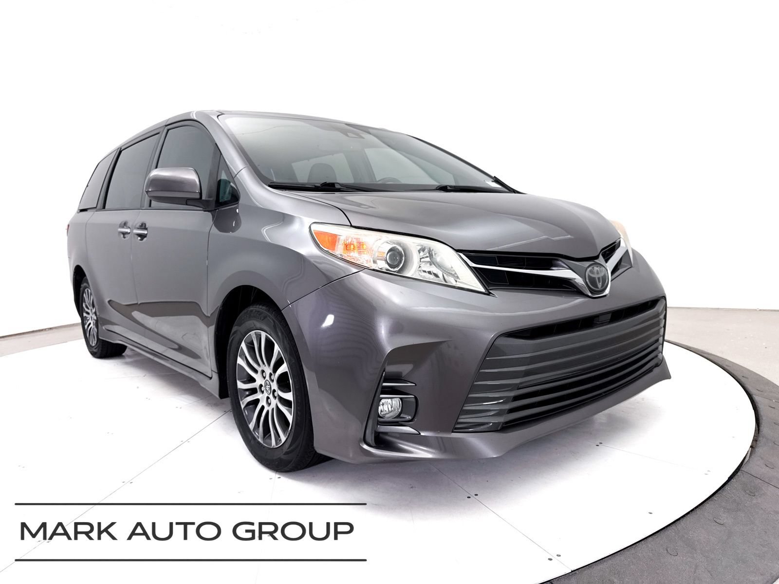 Used 2018 Toyota Sienna XLE w/ XLE Navigation Package FWD video 1