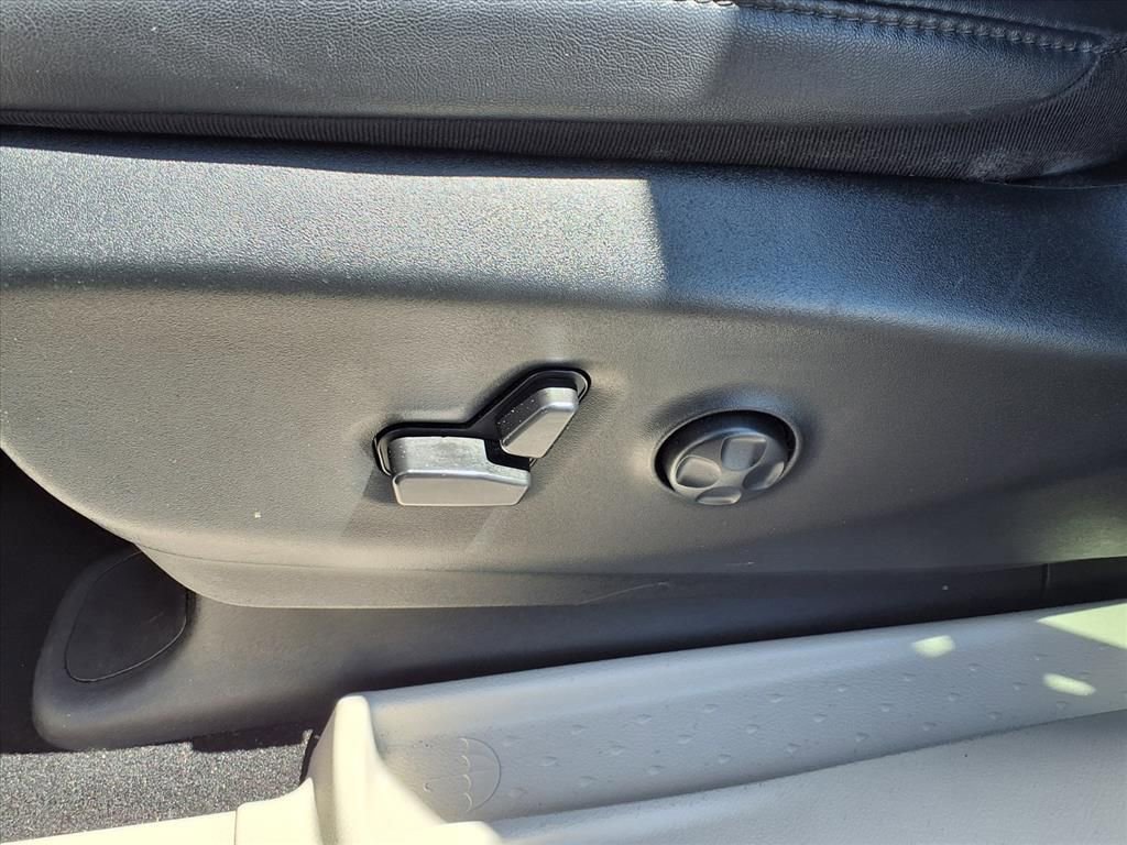 Used 2024 Chrysler Pacifica Touring-L FWD image 5