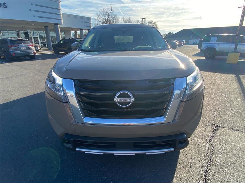 Used 2024 Nissan Pathfinder Platinum image 3