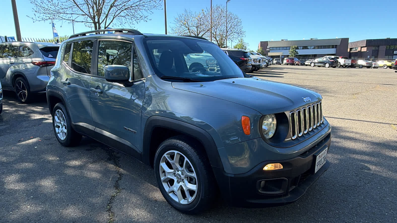 Used 2018 Jeep Renegade Latitude w/ UConnect 8.4 Nav Group image 3