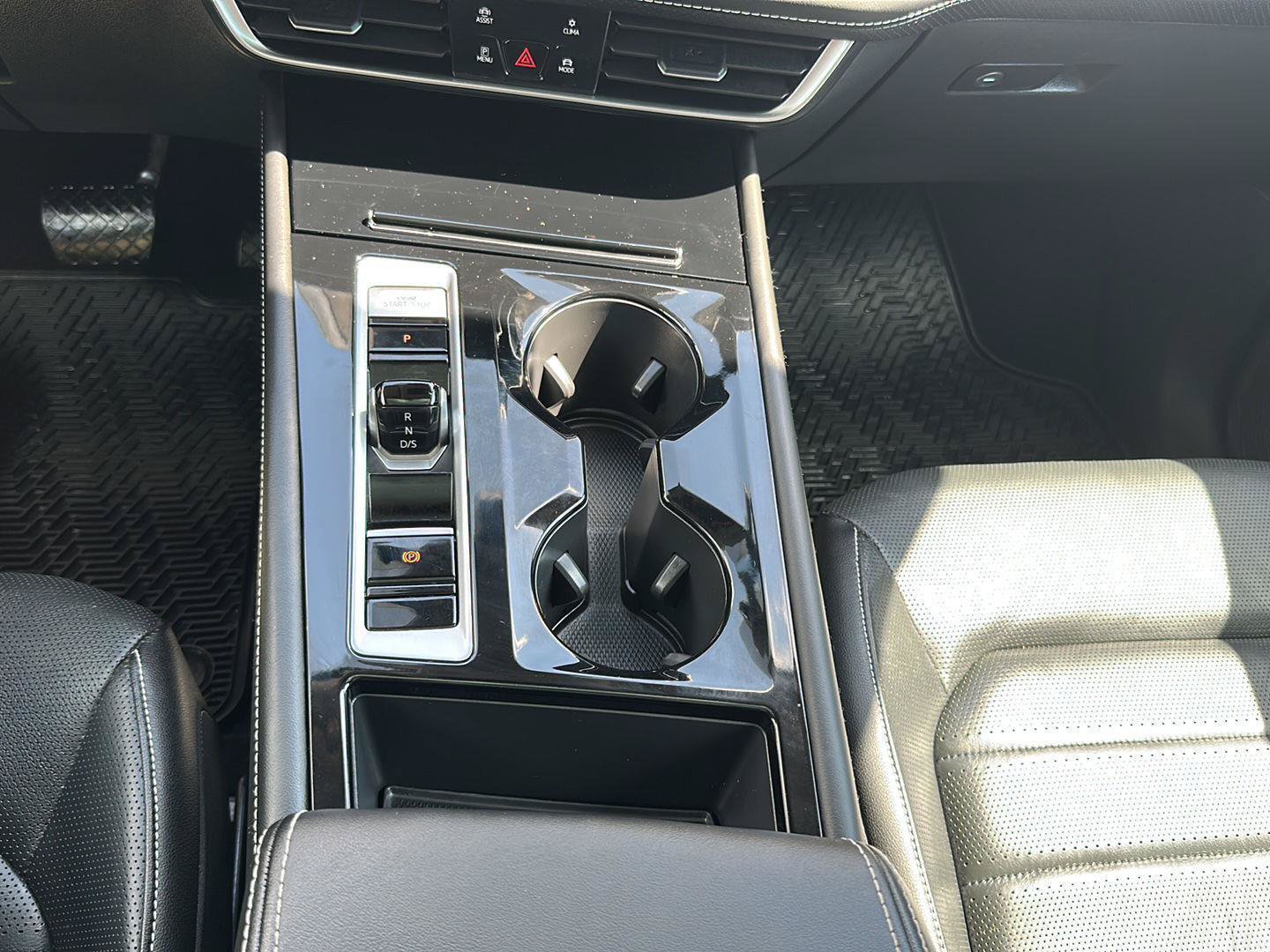 Used 2024 Volkswagen Atlas SEL AWD/4WD image 37