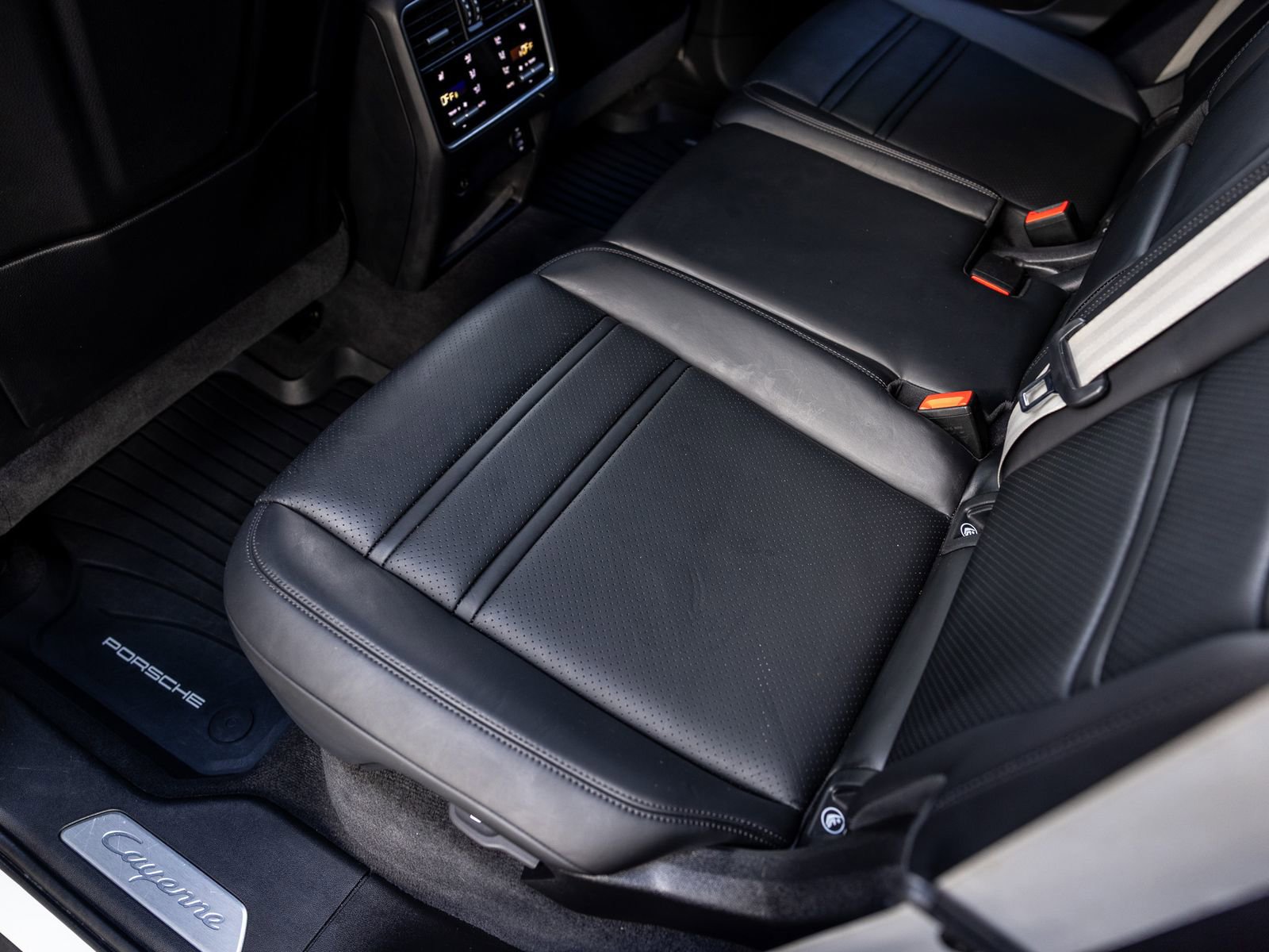 Certified 2023 Porsche Cayenne Platinum Edition image 47