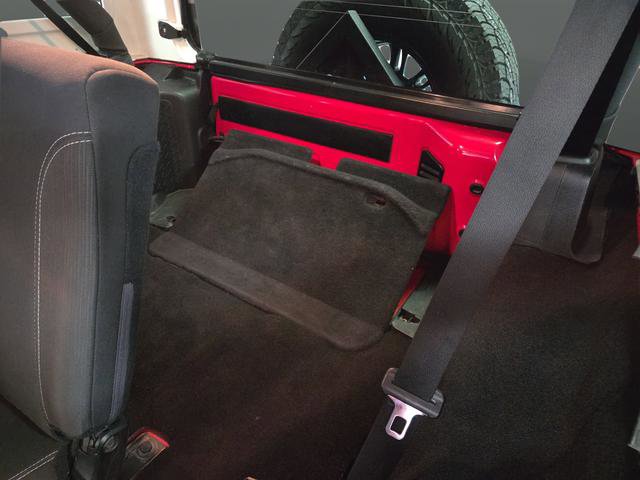 Used 2016 Jeep Wrangler Unlimited Sahara w/ Connectivity Group image 12