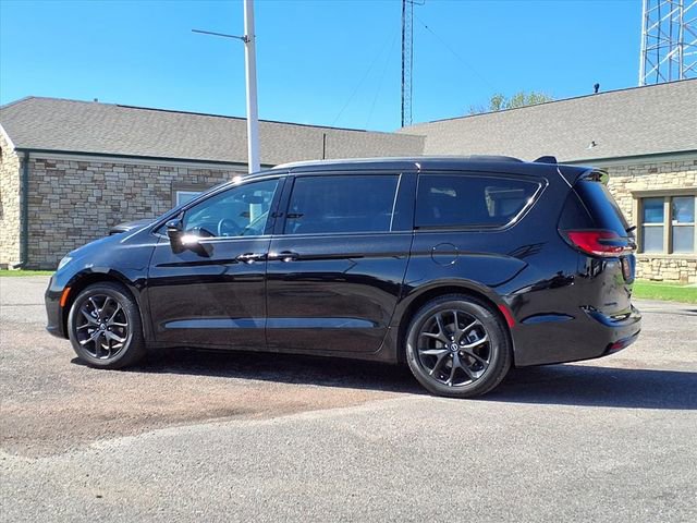 Used 2026 Chrysler Pacifica Limited w/ Uconnect Theater Family Group image 17