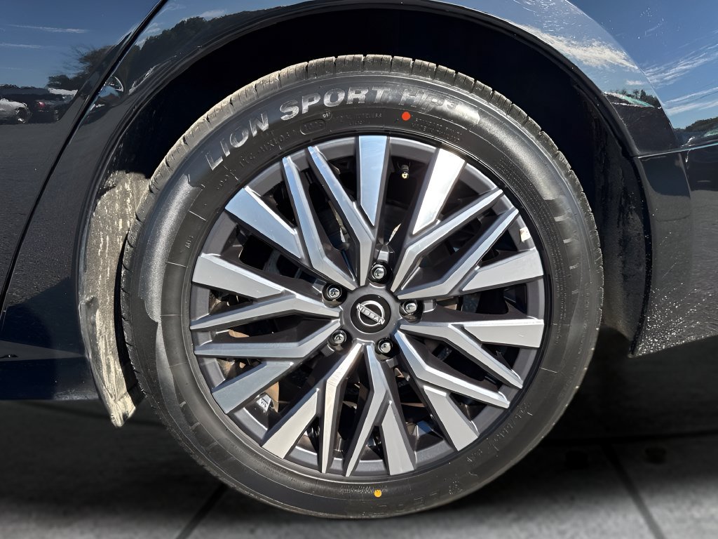 Used 2025 Nissan Altima 2.5 SV FWD image 31