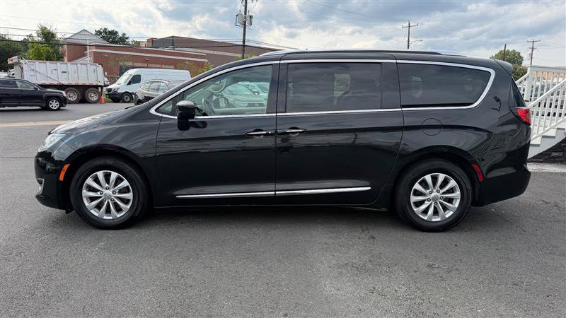 Used 2018 Chrysler Pacifica Touring-L FWD image 3