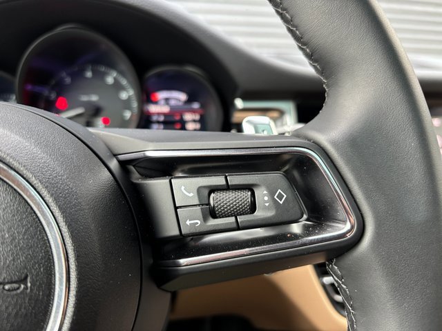 Certified 2025 Porsche Macan image 16
