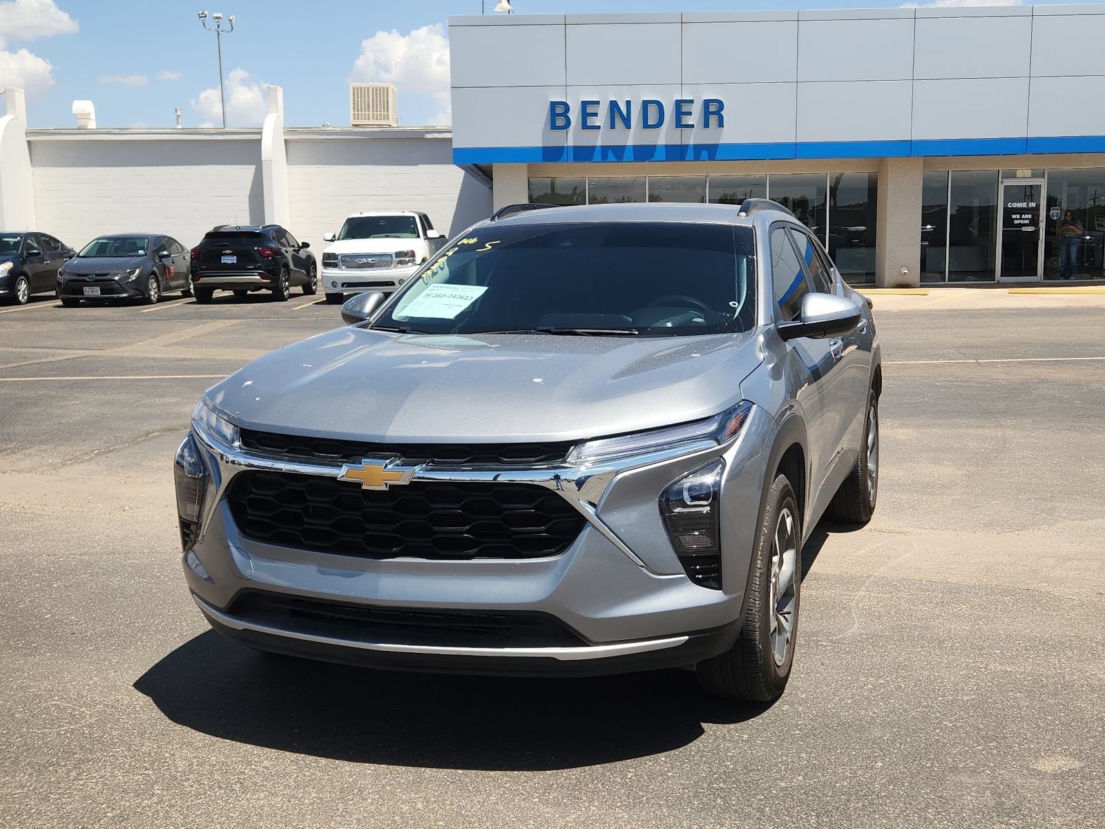 Used 2025 Chevrolet Trax LT FWD image 1