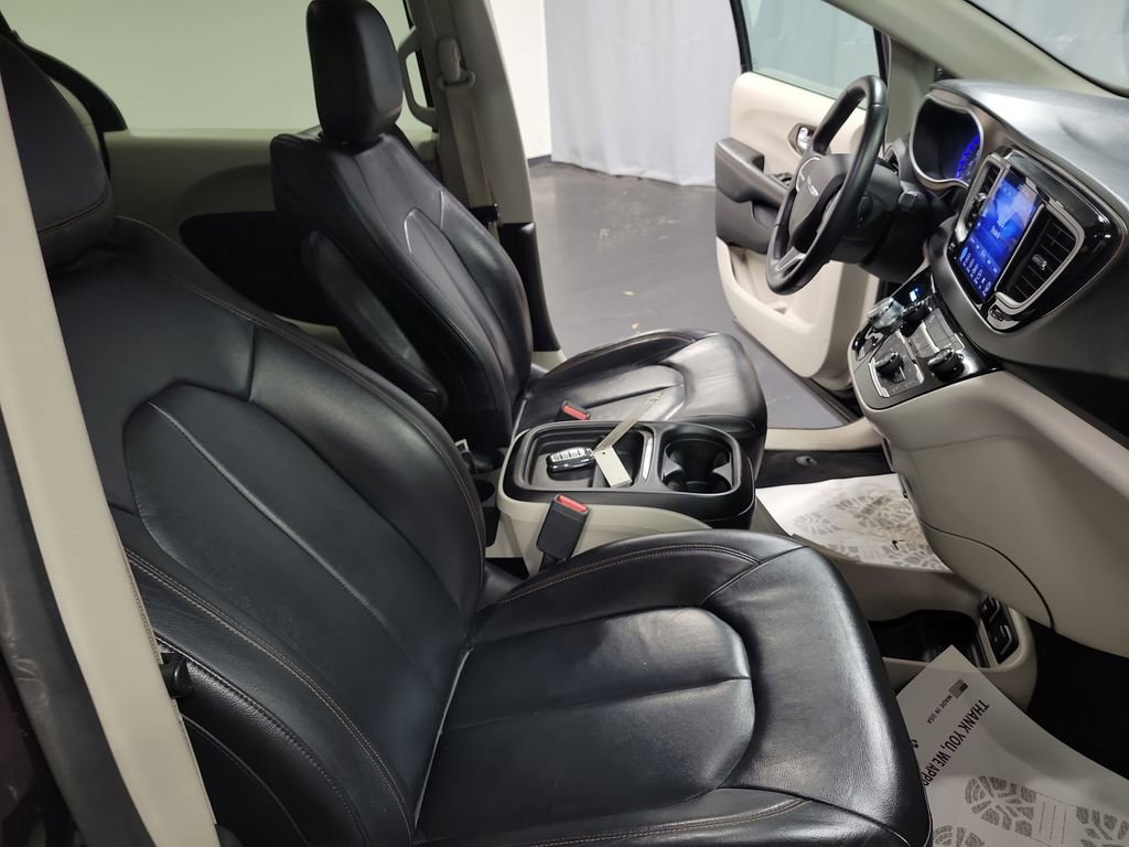 Used 2017 Chrysler Pacifica Touring-L w/ Tire & Wheel Group image 25
