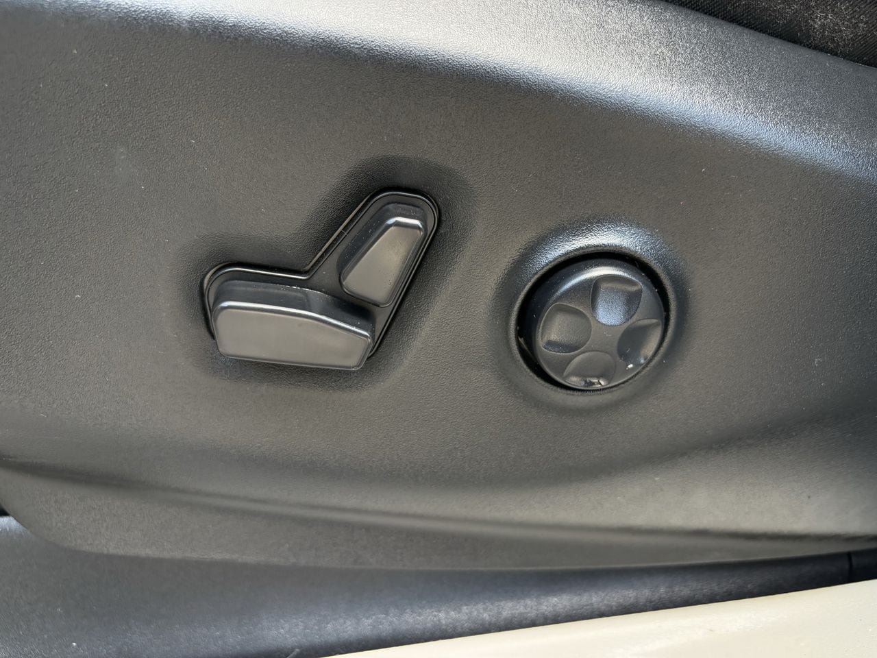 Used 2024 Chrysler Pacifica Touring-L FWD image 27