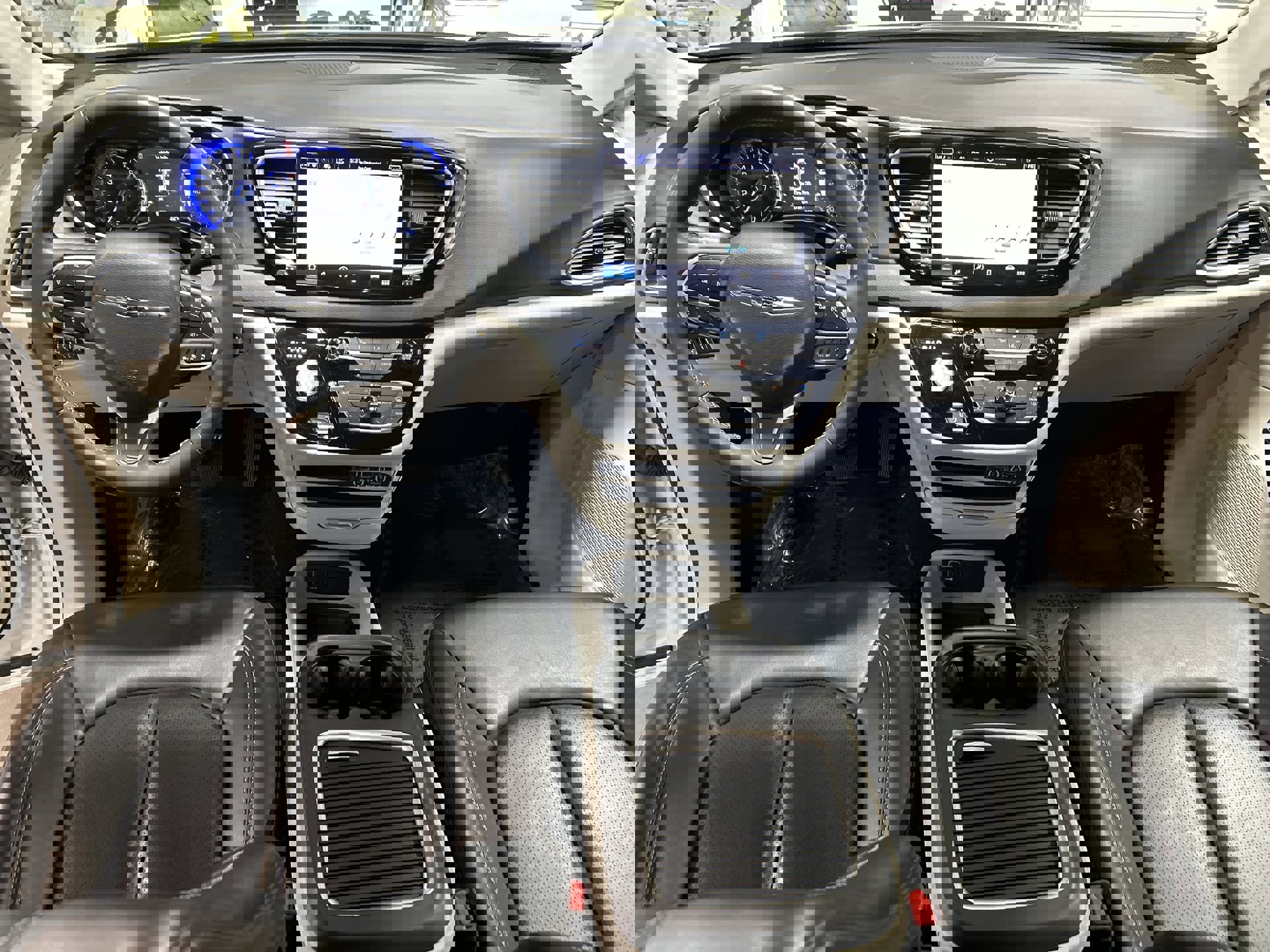 Used 2023 Chrysler Pacifica Touring-L image 22