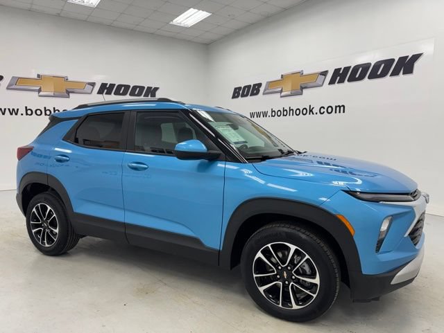 Used 2025 Chevrolet TrailBlazer LT AWD/4WD image 3