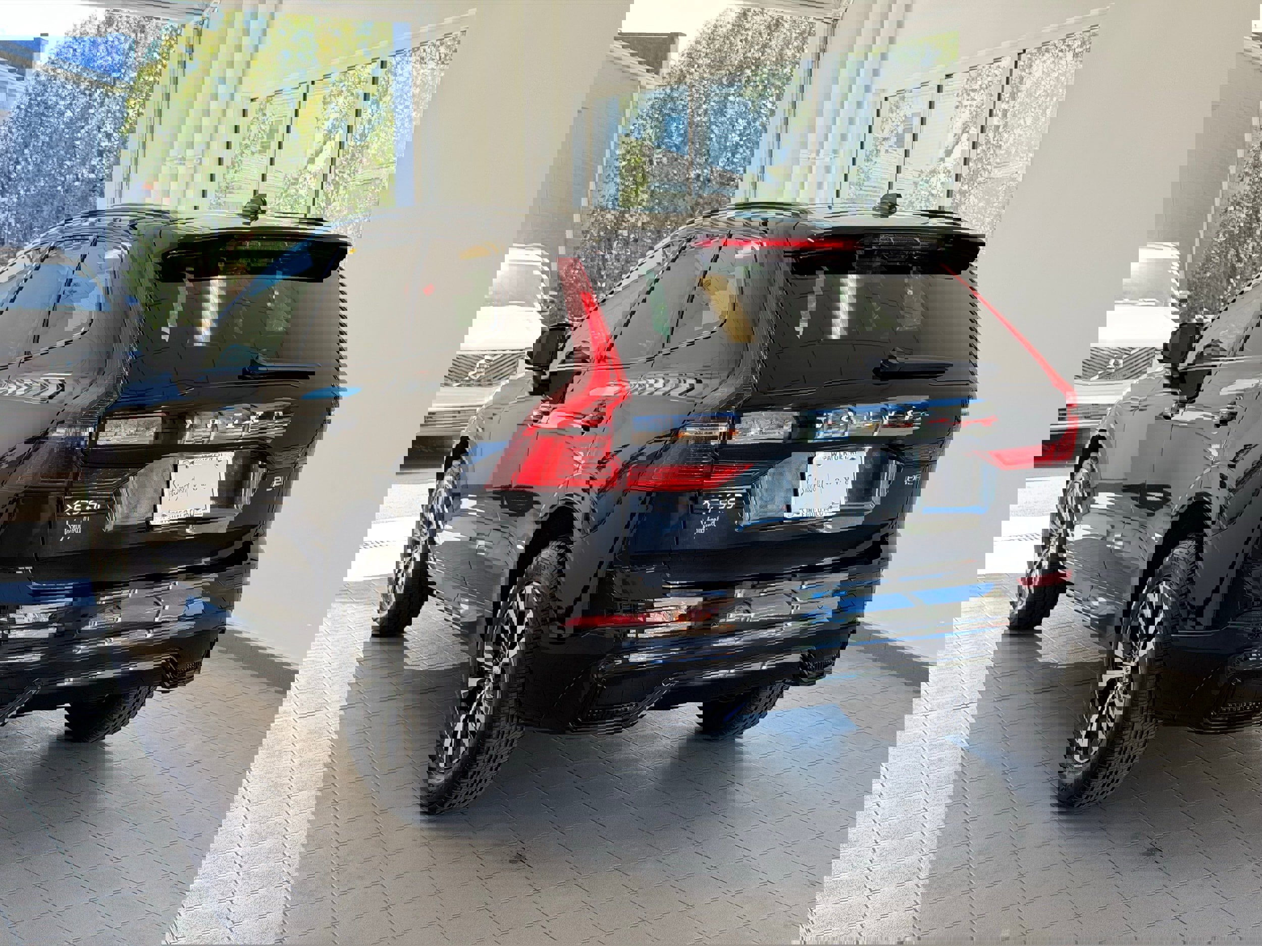 Certified 2025 Volvo XC60 B5 Core image 8