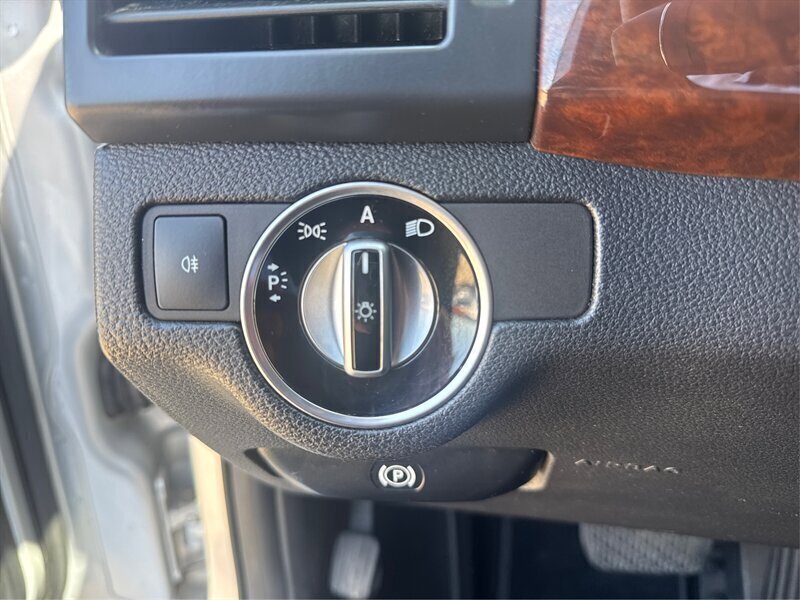 Used 2011 Mercedes-Benz GLK 350 4MATIC image 34