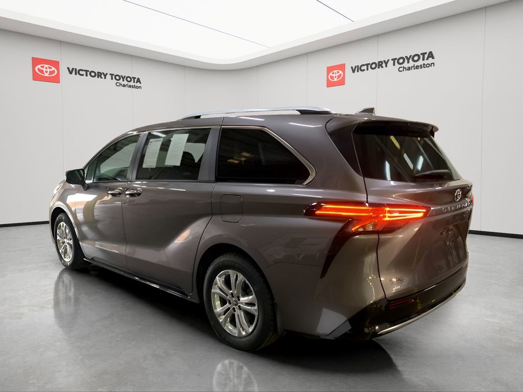 Used 2024 Toyota Sienna Platinum image 4