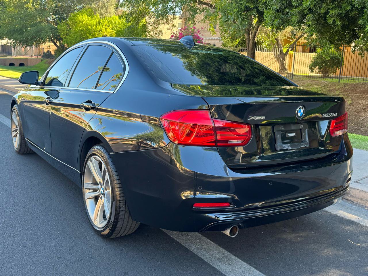 Used 2017 BMW 328d xDrive Sedan AWD/4WD image 3