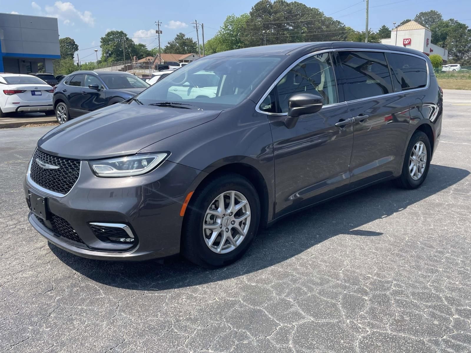 Used 2023 Chrysler Pacifica Touring-L FWD image 7