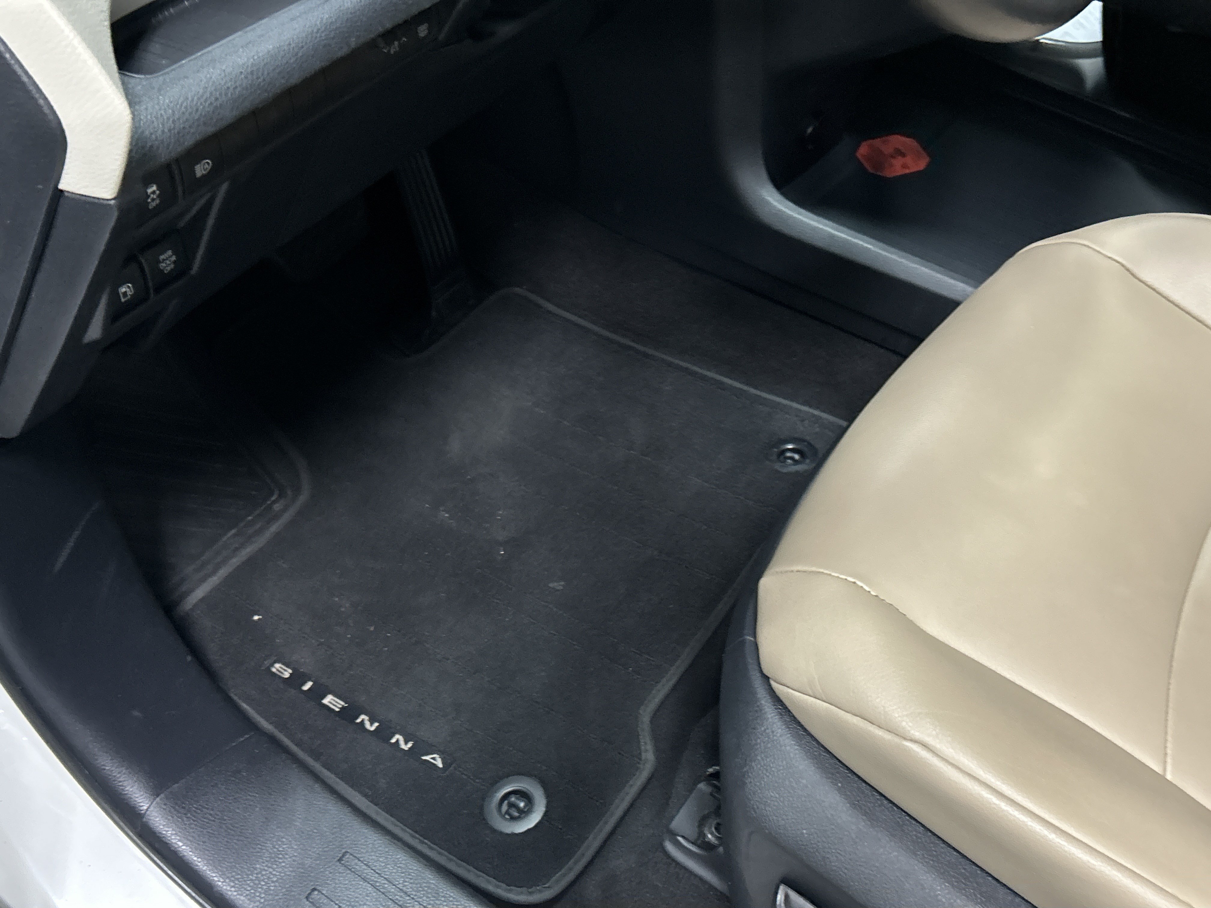 Used 2021 Toyota Sienna XLE FWD image 17