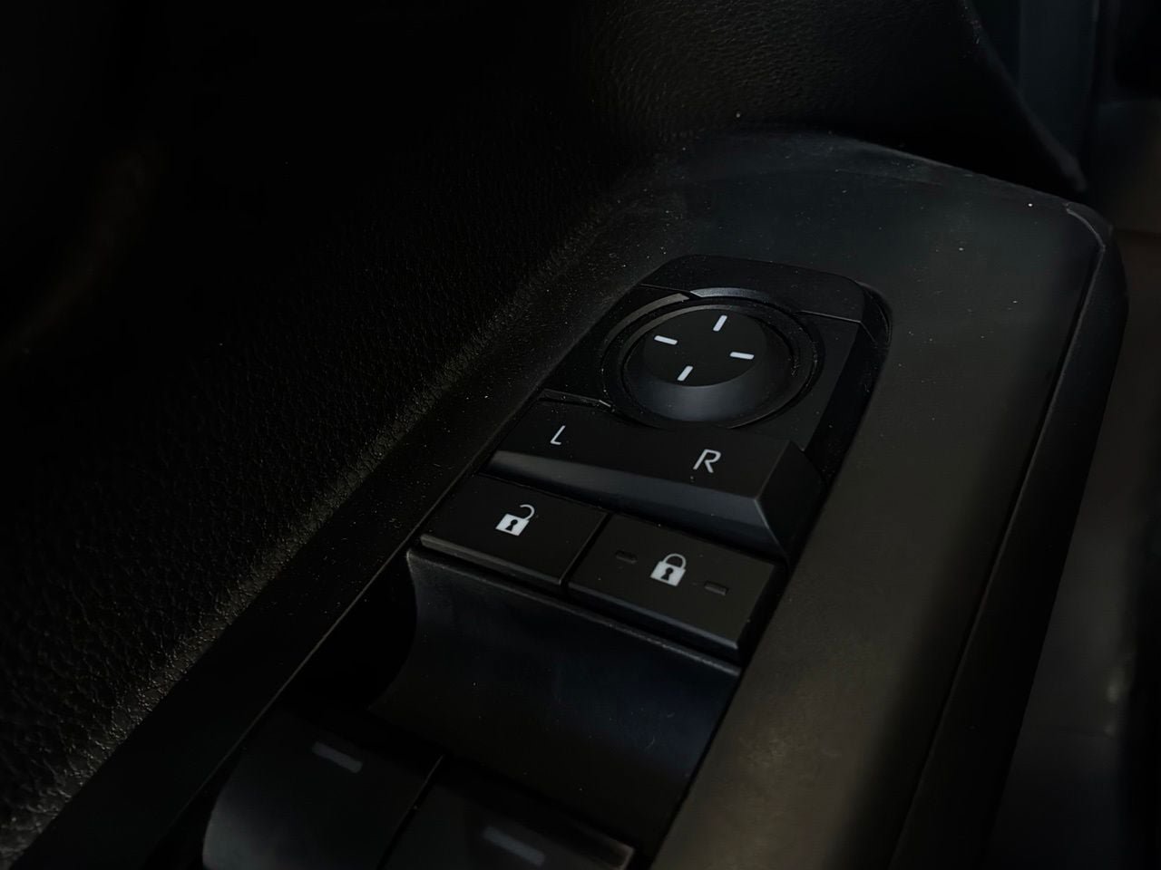 Used 2024 Toyota Tacoma TRD Off-Road w/ TRD Off Road Premium Package AWD/4WD image 31
